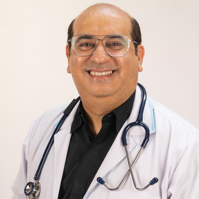 Dr. Yuvraj Monga infectious disease specialist consulting patient in Delhi NCR clinic
